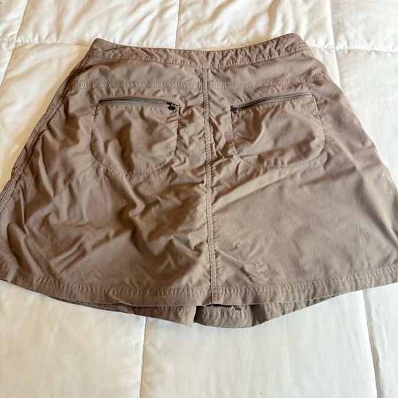 L.L. Bean Women's Brown Water-Repellent Comfort Trail Mid-Rise Skort - Picture 10 of 12